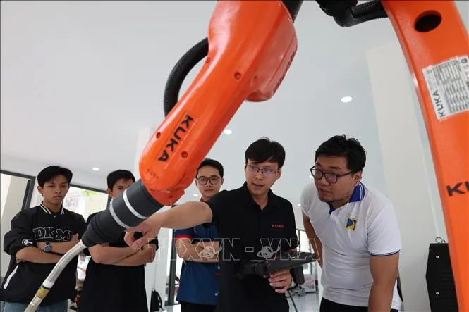 Thử nghiệm robot công nghiệp tại Trung tâm Đào tạo, Nghiên cứu và Phát triển Ứng dụng Robot Công nghiệp và Trí tuệ nhân tạo (trường Đại học Bách khoa - Đại học Đà Nẵng) (Ảnh: Khoa Chương/TTXVN)