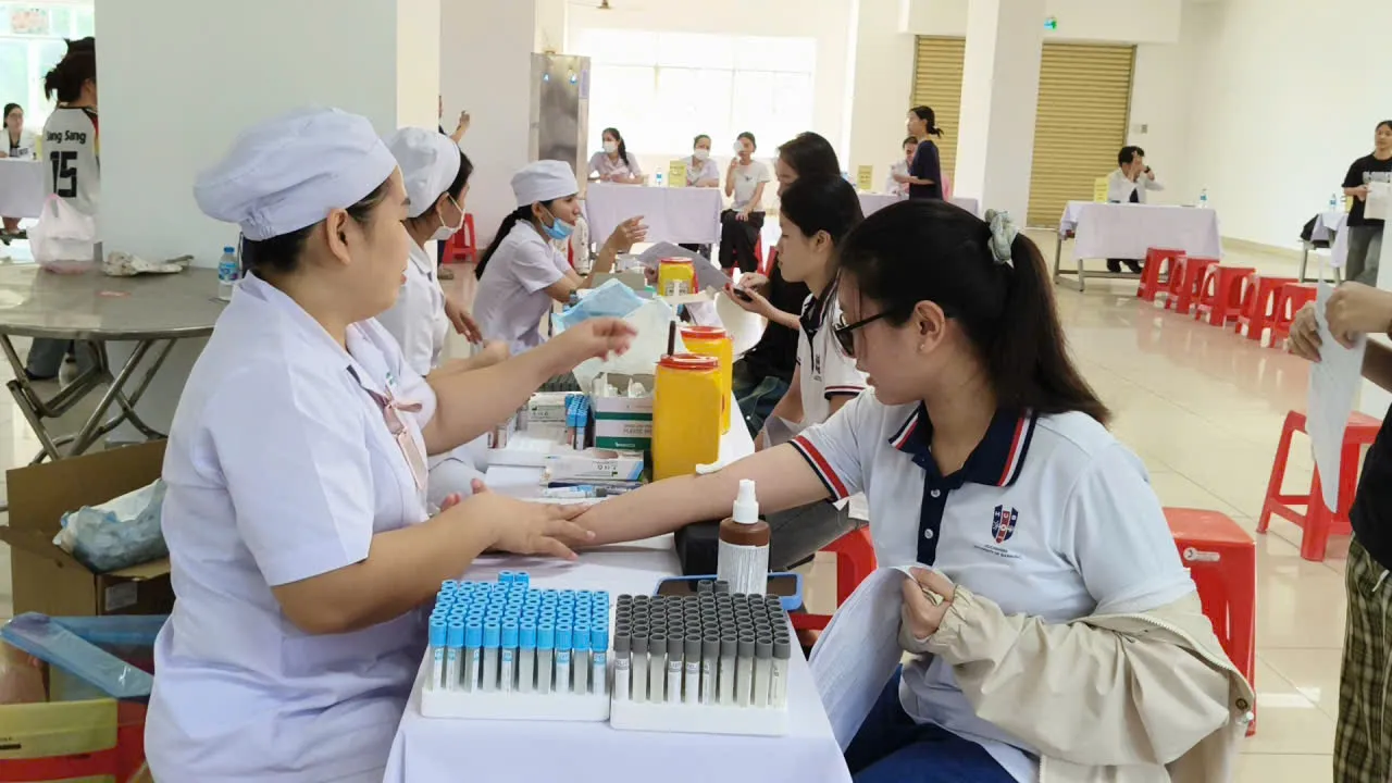 Trạm Y tế phường Thủ Đức tổ chức khám sức khoẻ cho sinh viên Trường Đại học Ngân Hàng TP Hồ Chí Minh (Ảnh: Đan Phương/Báo Tin tức và Dân tộc)