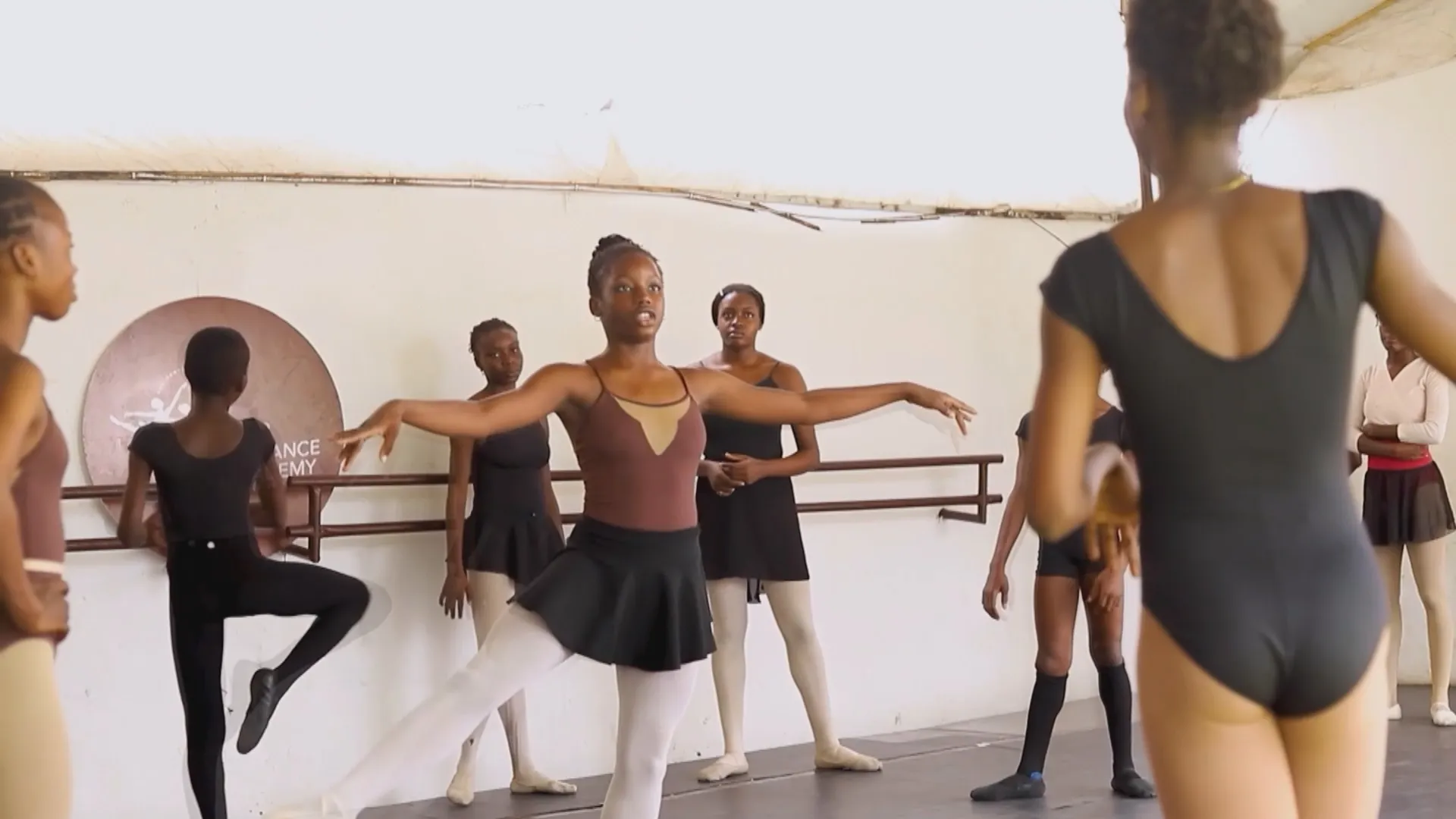 Anh Ajala Daniel Owoseni đang hướng dẫn học viên bước những bước đầu tiên trên chiếc giày múa ballet