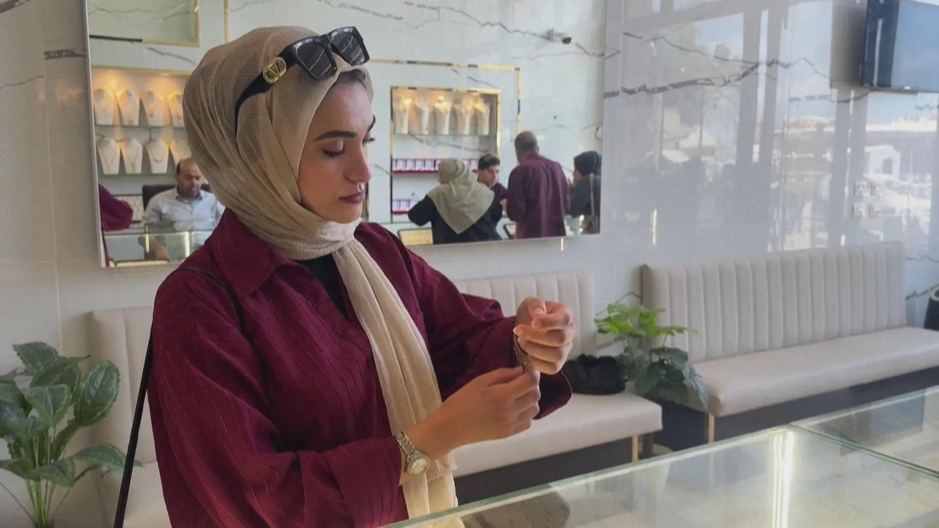 Người dân Gaza mua vàng tích trữ do an ninh bất ổn - Ảnh 1.