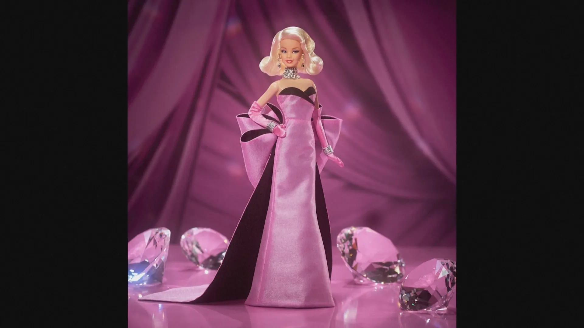 Tôn vinh Marilyn Monroe dưới hình dáng búp bê Barbie - Ảnh 2. Tôn vinh Marilyn Monroe dưới hình dáng búp bê Barbie - Ảnh 2.