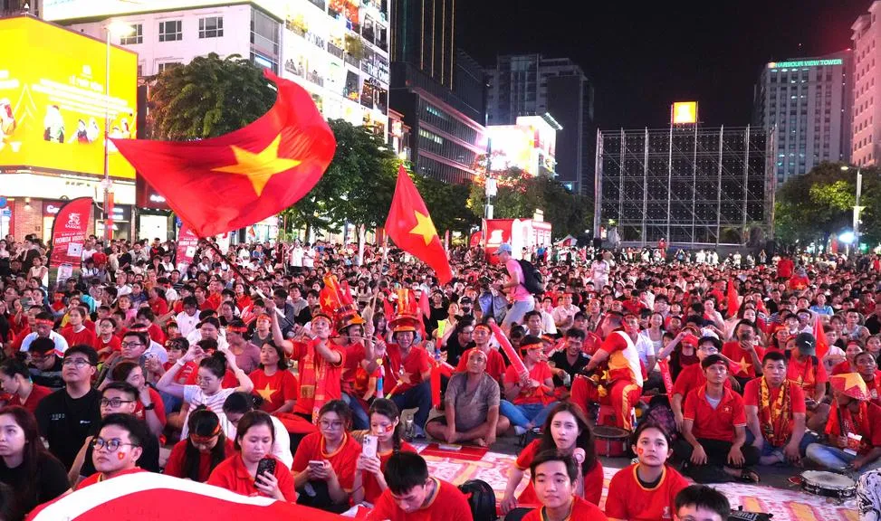 Phố đi bộ Nguyễn Huệ vỡ òa sau chiến thắng của đội tuyển Việt Nam