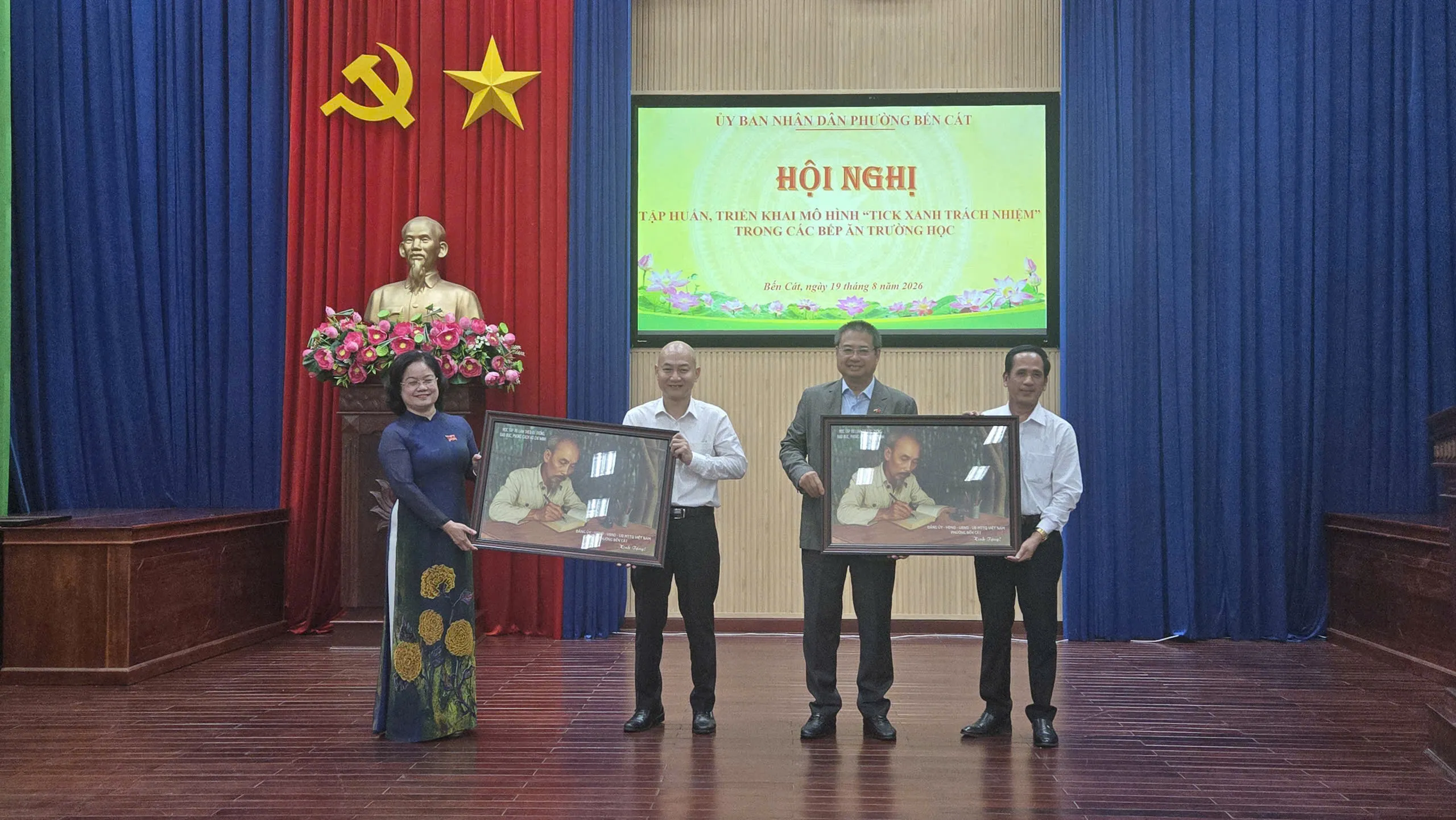 Bà Nguyễn Thị Mỹ Hằng, Uỷ viên Ban Thường vụ Thành uỷ, Bí thư Đảng uỷ, Chủ tịch HĐND phường Bến Cát cám ơn các đơn vị tham gia triển khai mô hình - Ảnh Bá Nam