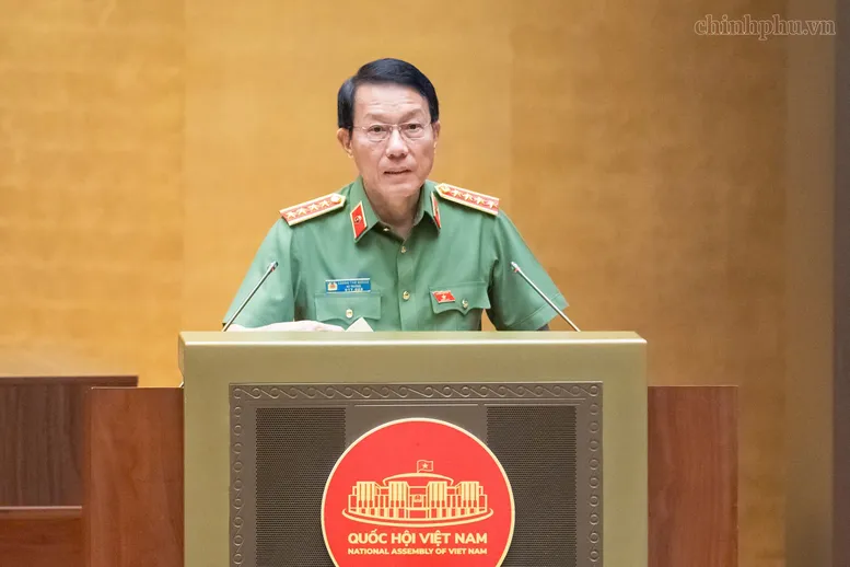 Đại tướng Lương Tam Quang, Bộ trưởng Bộ Công an trình bày tờ trình về 2 dự án: Bộ luật Hình sự (sửa đổi); Luật Tổ chức cơ quan điều tra hình sự (sửa đổi) (Ảnh: chinhphu.vn/Nhật Bắc)