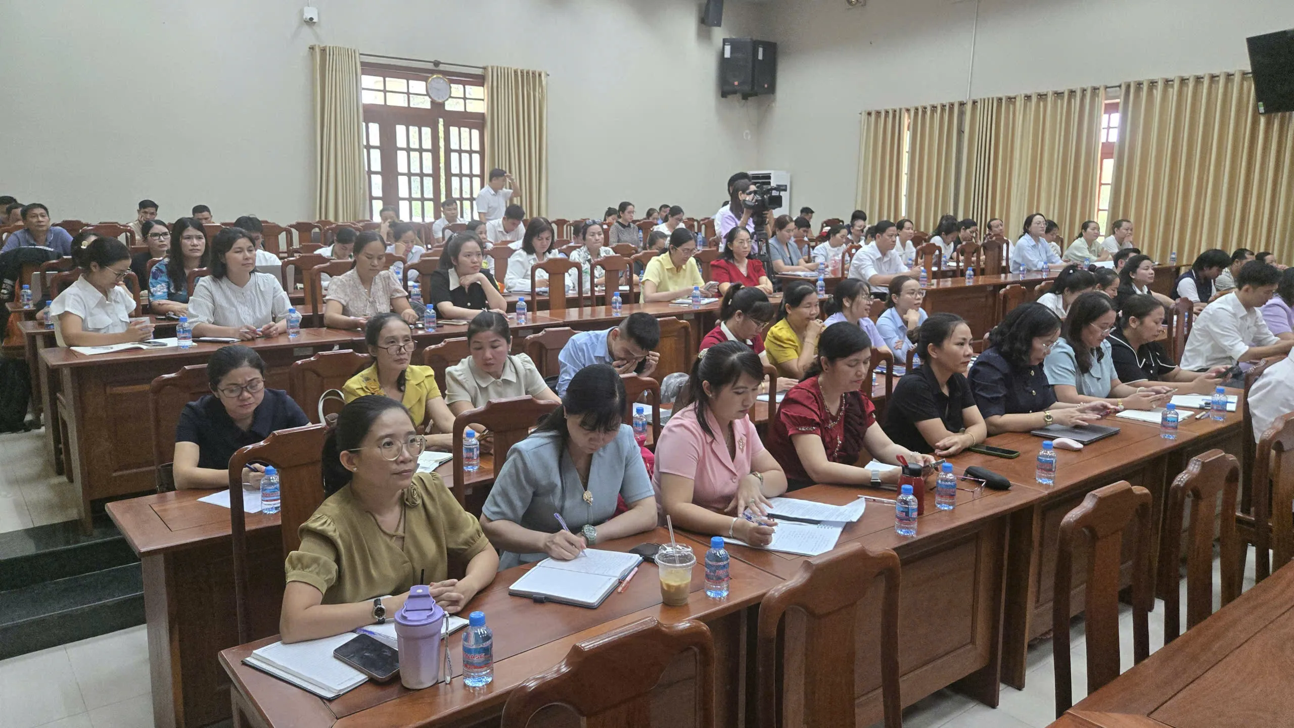 Các cơ quan đơn vị, nhà trường và doanh nghiệp tham dự tập huấn mô hình “Tick xanh trách nhiệm” trong các bếp ăn trường học ở phường Bến Cát - Ảnh Bá Nam