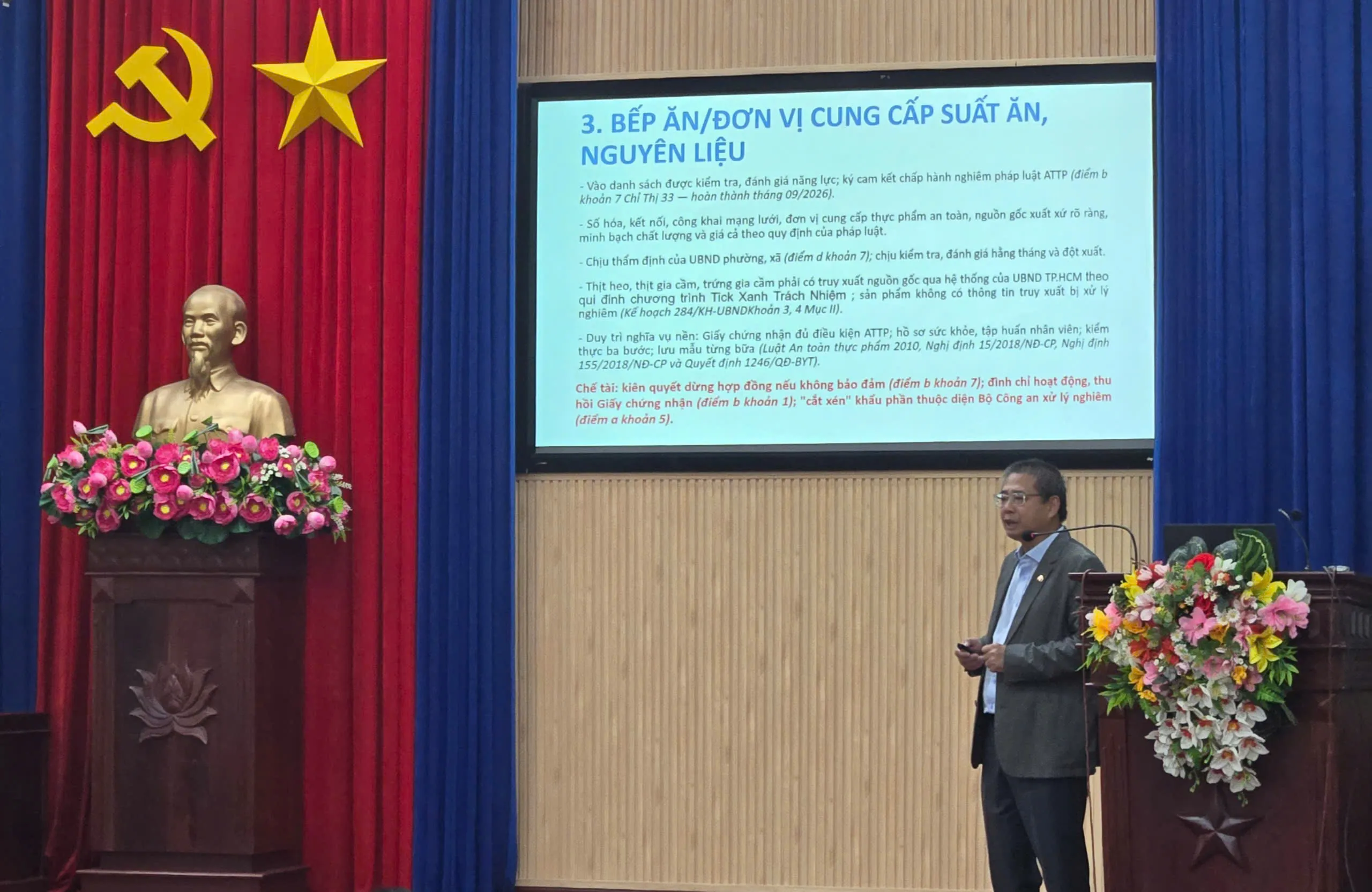Chủ tịch Hội Công nghệ cao TPHCM Đào Hà Trung chia sẻ về mô hình tick xanh trách nhiệm - Ảnh Bá Nam
