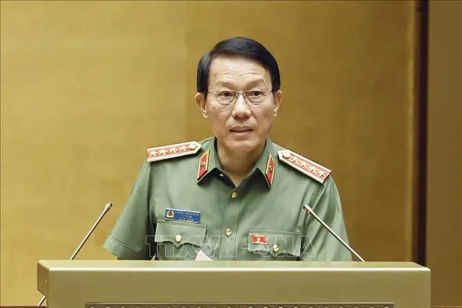 Bộ trưởng Bộ Công an Lương Tam Quang, thừa ủy quyền của Thủ tướng Chính phủ trình bày Tờ trình về 02 dự án: Bộ luật Hình sự (sửa đổi); Luật Tổ chức cơ quan điều tra hình sự (sửa đổi)  (Ảnh: Doãn Tấn/TTXVN)