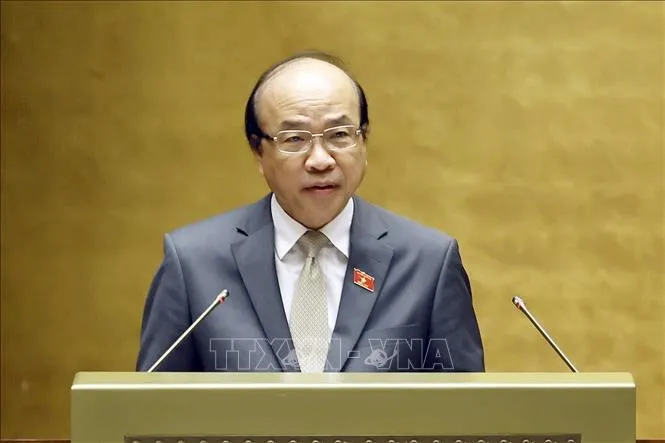 Chủ nhiệm Ủy ban Pháp luật và Tư pháp của Quốc hội Phan Chí Hiếu trình bày báo cáo thẩm tra về 03 dự án: Bộ luật Hình sự (sửa đổi); Bộ luật Tố tụng hình sự (sửa đổi); Luật Tổ chức cơ quan điều tra hình sự (sửa đổi). (Ảnh: Doãn Tấn/TTXVN)