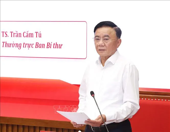 Đồng chí Trần Cẩm Tú - Uỷ viên Bộ Chính trị, Thường trực Ban Bí thư - truyền đạt Chuyên đề “Xây dựng Đảng trong sạch, vững mạnh toàn diện, “Là đạo đức, là văn minh” đảm đương sứ mệnh lãnh đạo, cầm quyền trong Kỷ nguyên phát triển mới” với các học viên Lớp bồi dưỡng, cập nhật kiến thức đối với Uỷ viên Ban Chấp hành Trung ương Đảng khoá XIV (Lớp thứ nhất) (Nguồn: Phương Hoa/TTXVN)