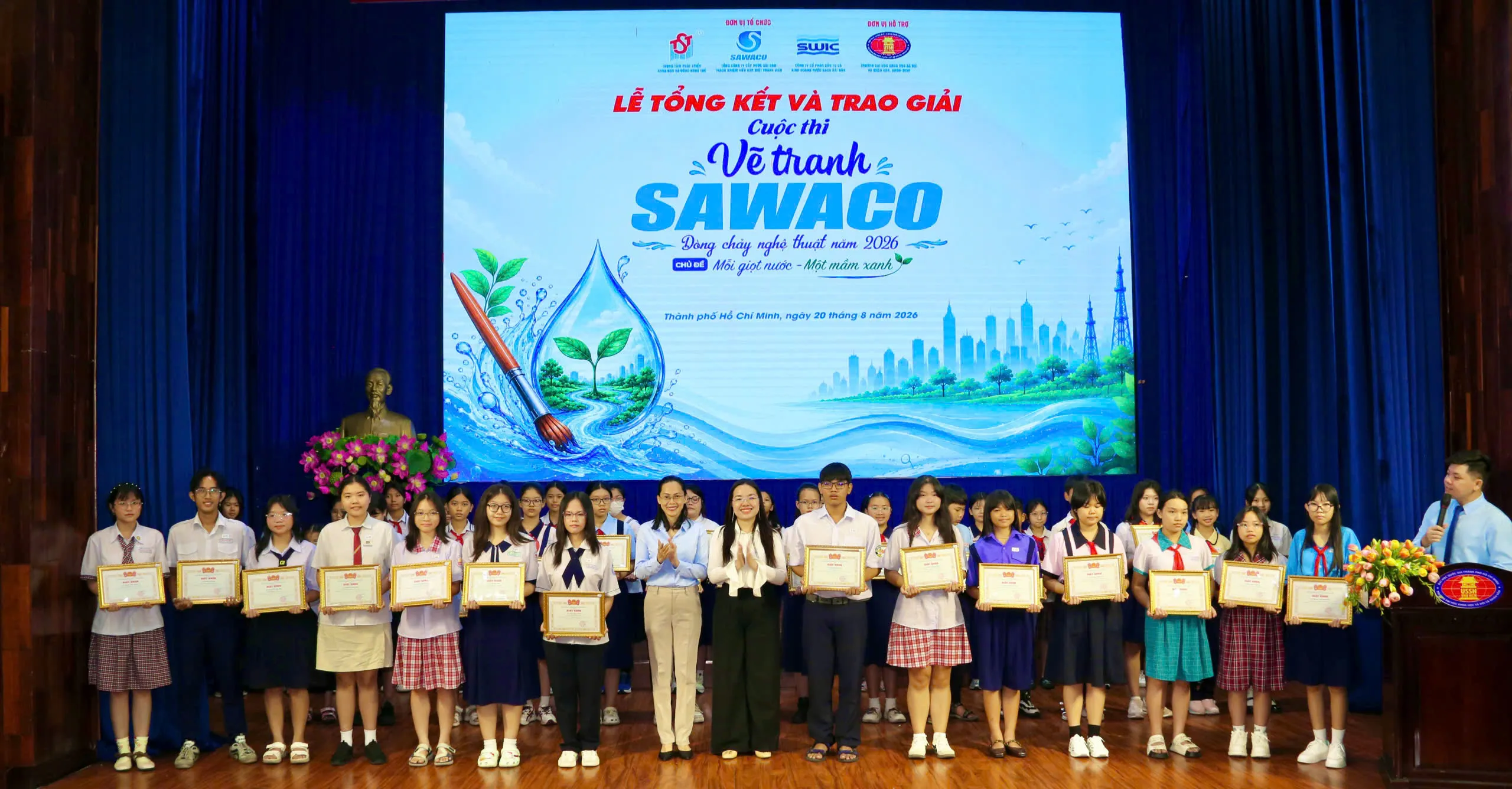 Trao giải B cho khối tiểu học và trung học cơ sở ở cuộc thi vẽ SAWACO 2026 - Ảnh Bá Nam