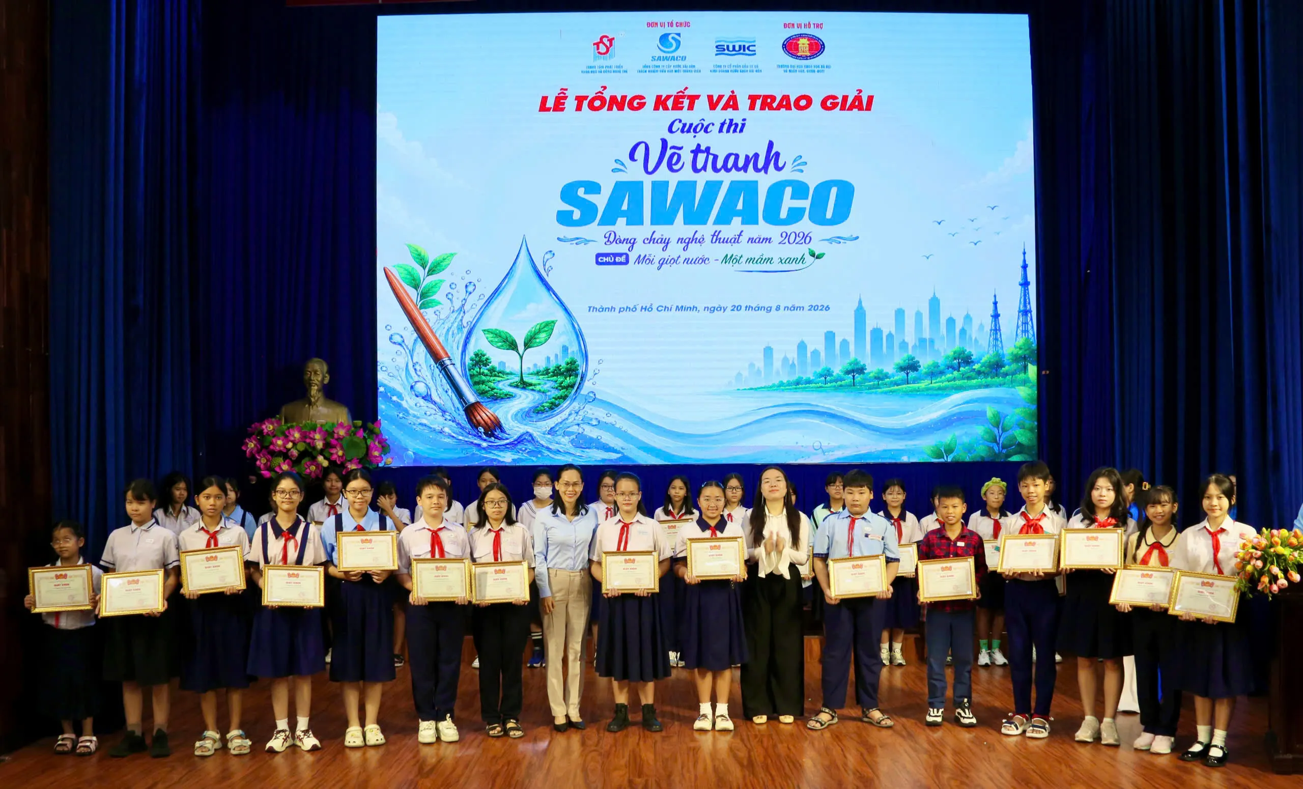 Trao giải B cho khối Trung học cơ sở ở Cuộc thi Vẽ tranh SAWACO năm 2026 với chủ đề “Mỗi giọt nước - Một mầm xanh” Ảnh - Bá Nam