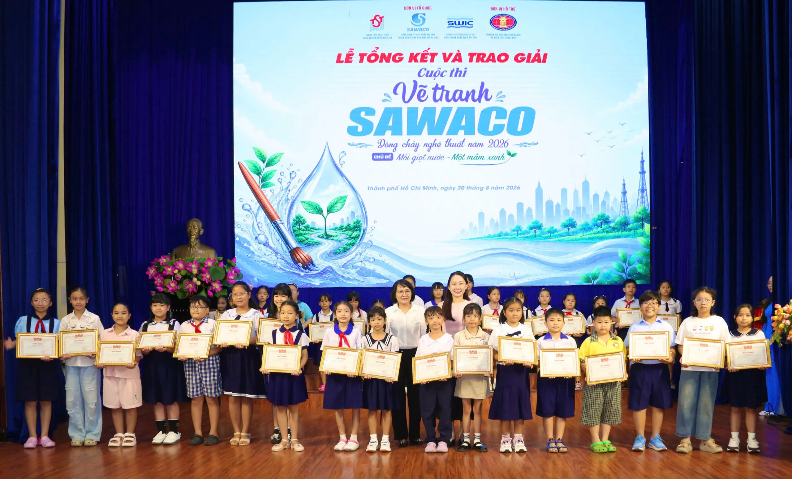 Trao giải C cho khối Tiểu học ở Cuộc thi Vẽ tranh SAWACO năm 2026 với chủ đề “Mỗi giọt nước - Một mầm xanh” - Ảnh Bá Nam