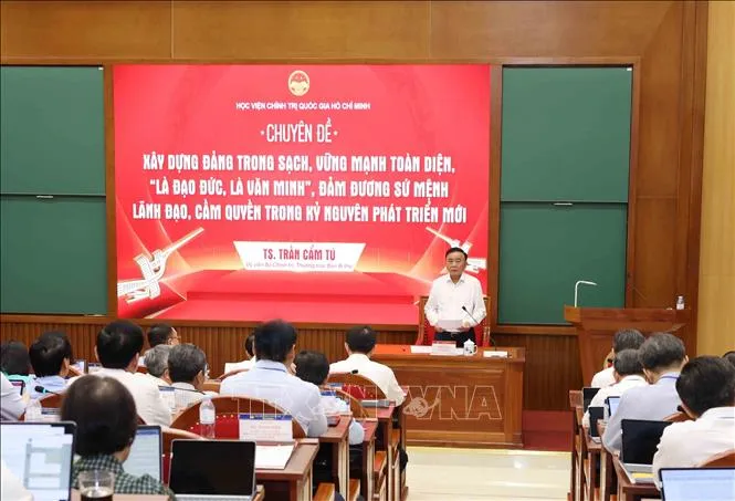Đồng chí Trần Cẩm Tú - Uỷ viên Bộ Chính trị, Thường trực Ban Bí thư - truyền đạt Chuyên đề “Xây dựng Đảng trong sạch, vững mạnh toàn diện, “Là đạo đức, là văn minh” đảm đương sứ mệnh lãnh đạo, cầm quyền trong Kỷ nguyên phát triển mới” với các học viên Lớp bồi dưỡng, cập nhật kiến thức đối với Uỷ viên Ban Chấp hành Trung ương Đảng khoá XIV (Lớp thứ nhất) (Nguồn: Phương Hoa/TTXVN)