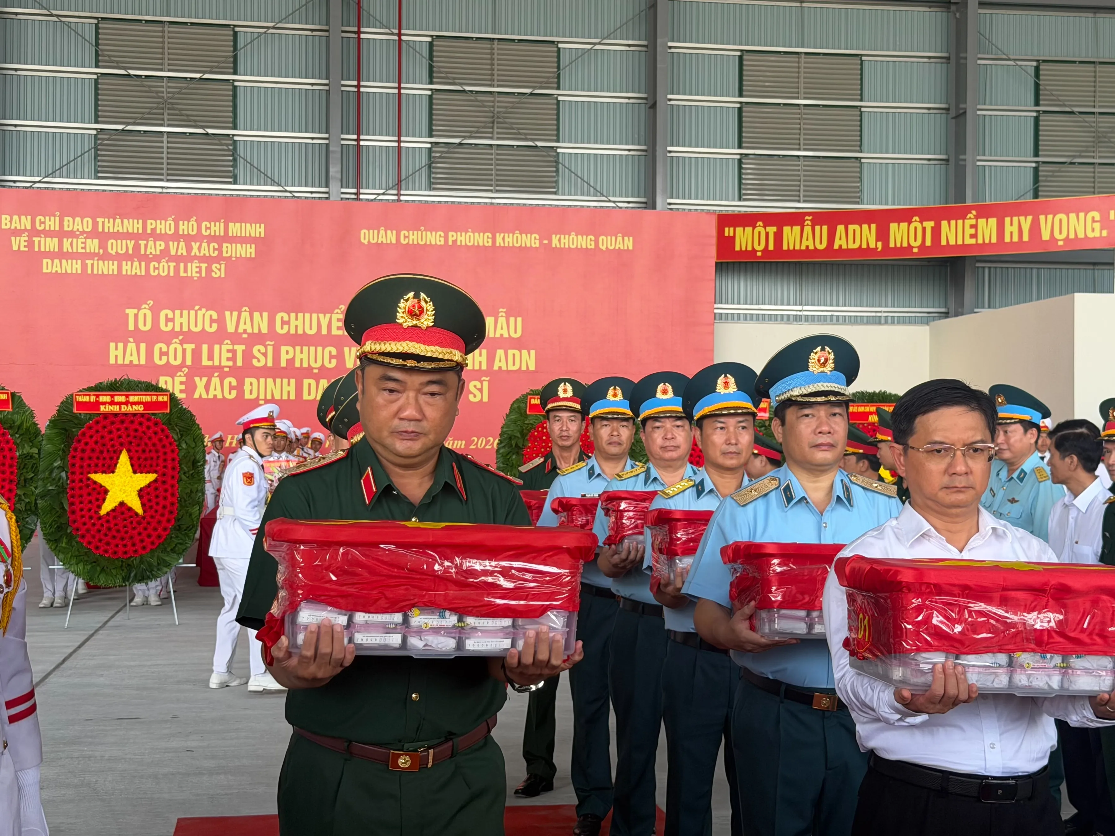 Vận chuyển hơn 7.000 mẫu hài cốt liệt sĩ bằng chuyên cơ quân sự ra Hà Nội giám định ADN - Ảnh 5.