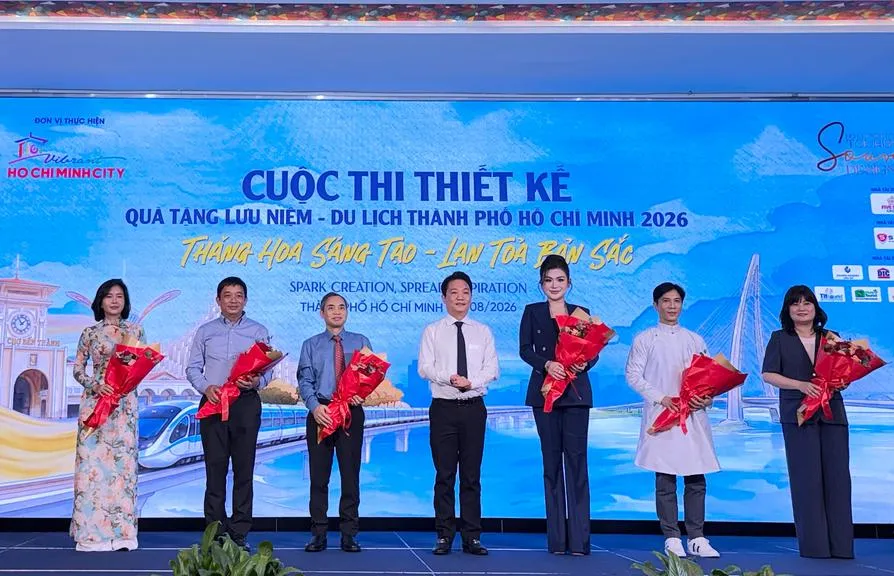 trao-hoa-cho-ban-giam-khao-cuoc-thi_20260821115129
