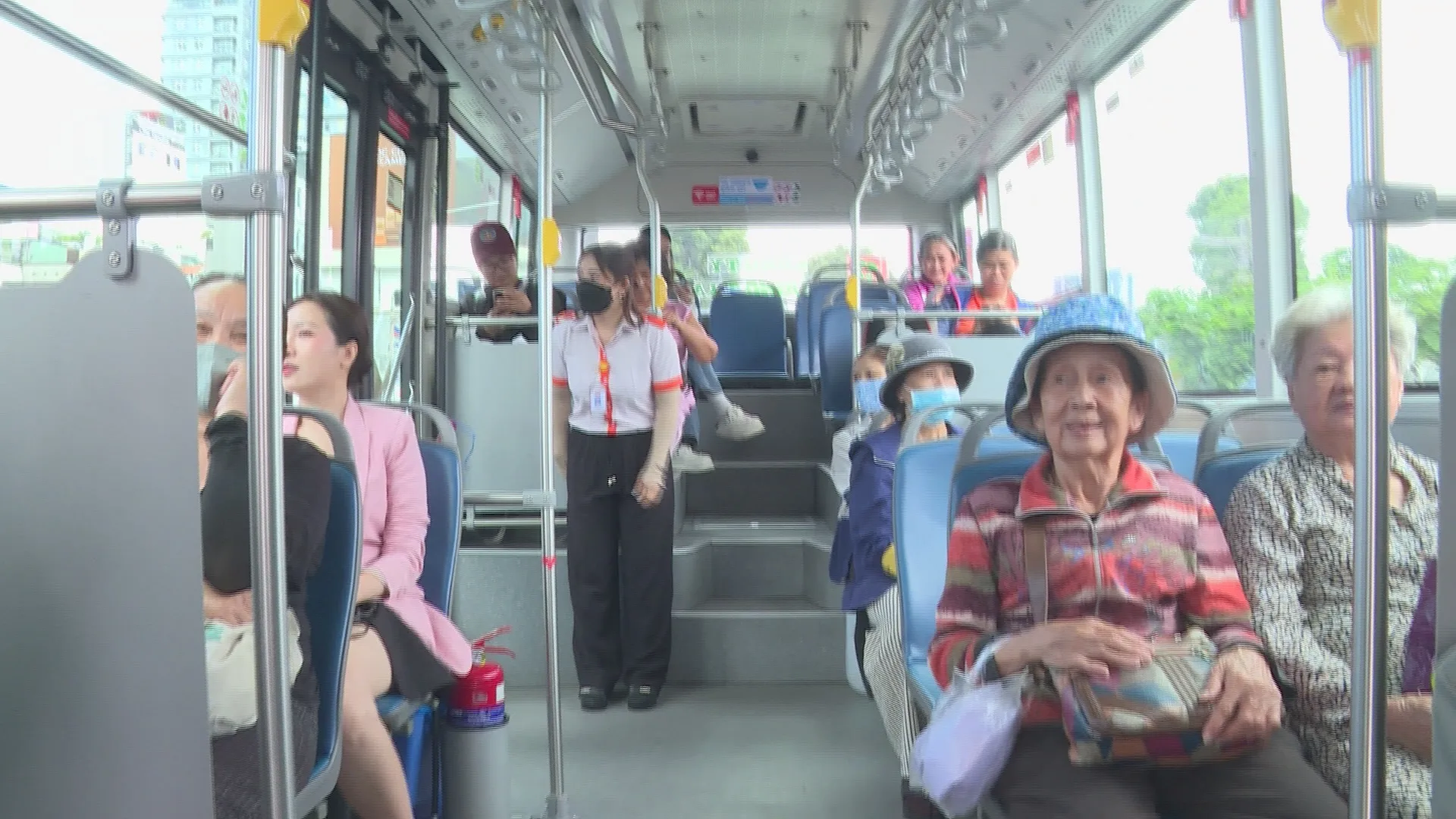 Xe buýt TP. Hồ Chí Minh: Nâng chuẩn dịch vụ, tăng tốc số hóa và xanh hóa - Ảnh 3. Xe buýt TP. Hồ Chí Minh: Nâng chuẩn dịch vụ, tăng tốc số hóa và xanh hóa - Ảnh 3.