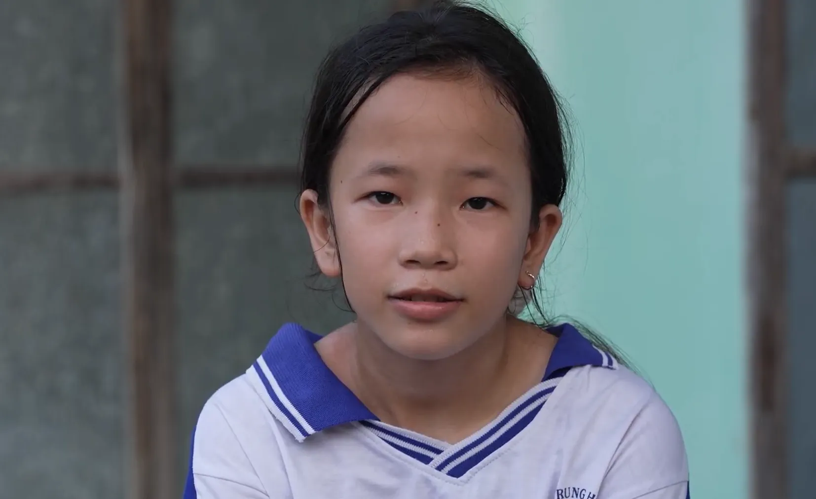 Các nghệ sĩ "Mái ấm gia đình Việt" bán vé số giúp em nhỏ khó khăn - Ảnh 2.