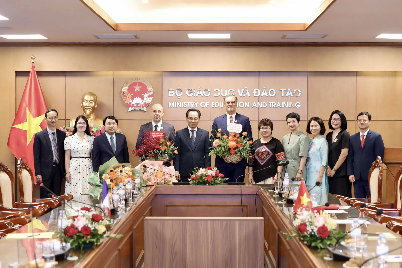 Các đại biểu tham dự buổi lễ chụp ảnh lưu niệm