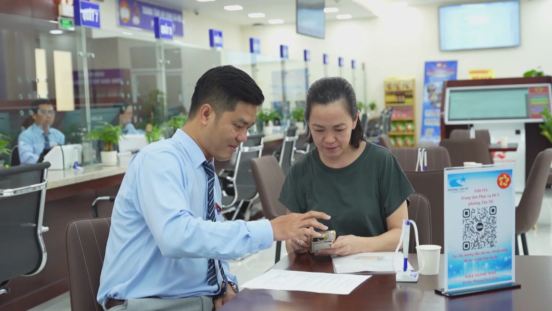 Cán bộ Trung tâm Phục vụ Hành chính công tận tình hướng dẫn người dân