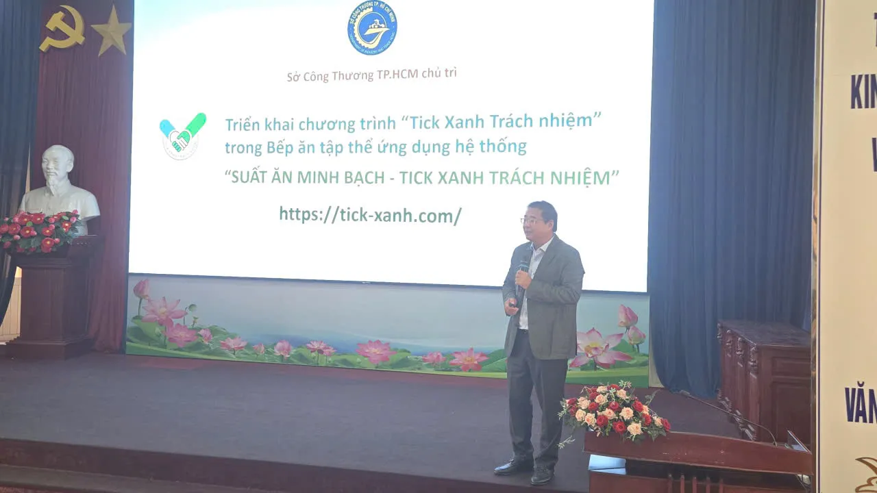 Chủ tịch Hội Công nghệ cao TPHCM Đào Hà Trung trình bày ứng dụng hệ thống %22suất ăn minh bạch - tick xanh trách nhiệm%22 - Ảnh Bá Nam