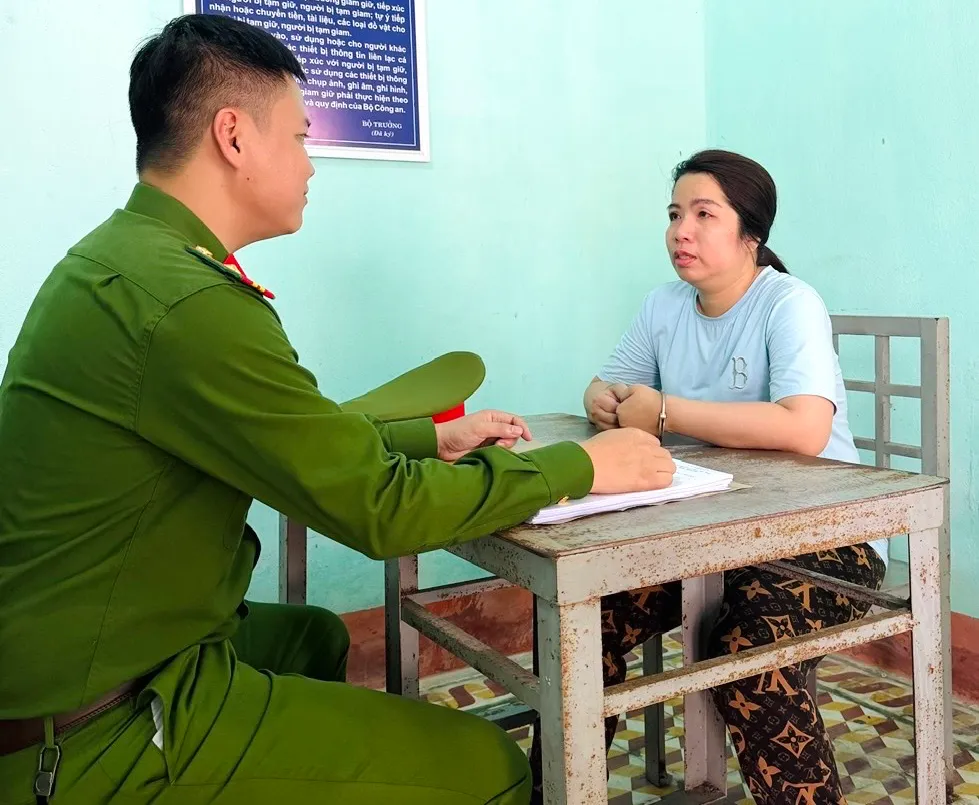 Công an lấy lời khai của Trần Tiễn Như Nghi - Ảnh Công an tỉnh Thanh Hóa cung cấp