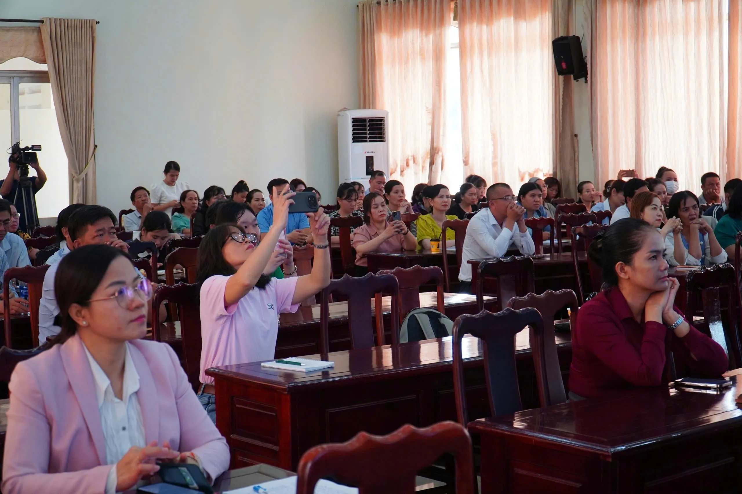 Lãnh đạo UBND các phường Thuận An, Thuận Giao, Bình Hoà và An Phú đến dự và tìm hiểu về mô hình tick xanh trách nhiệm - Ảnh Bá Nam