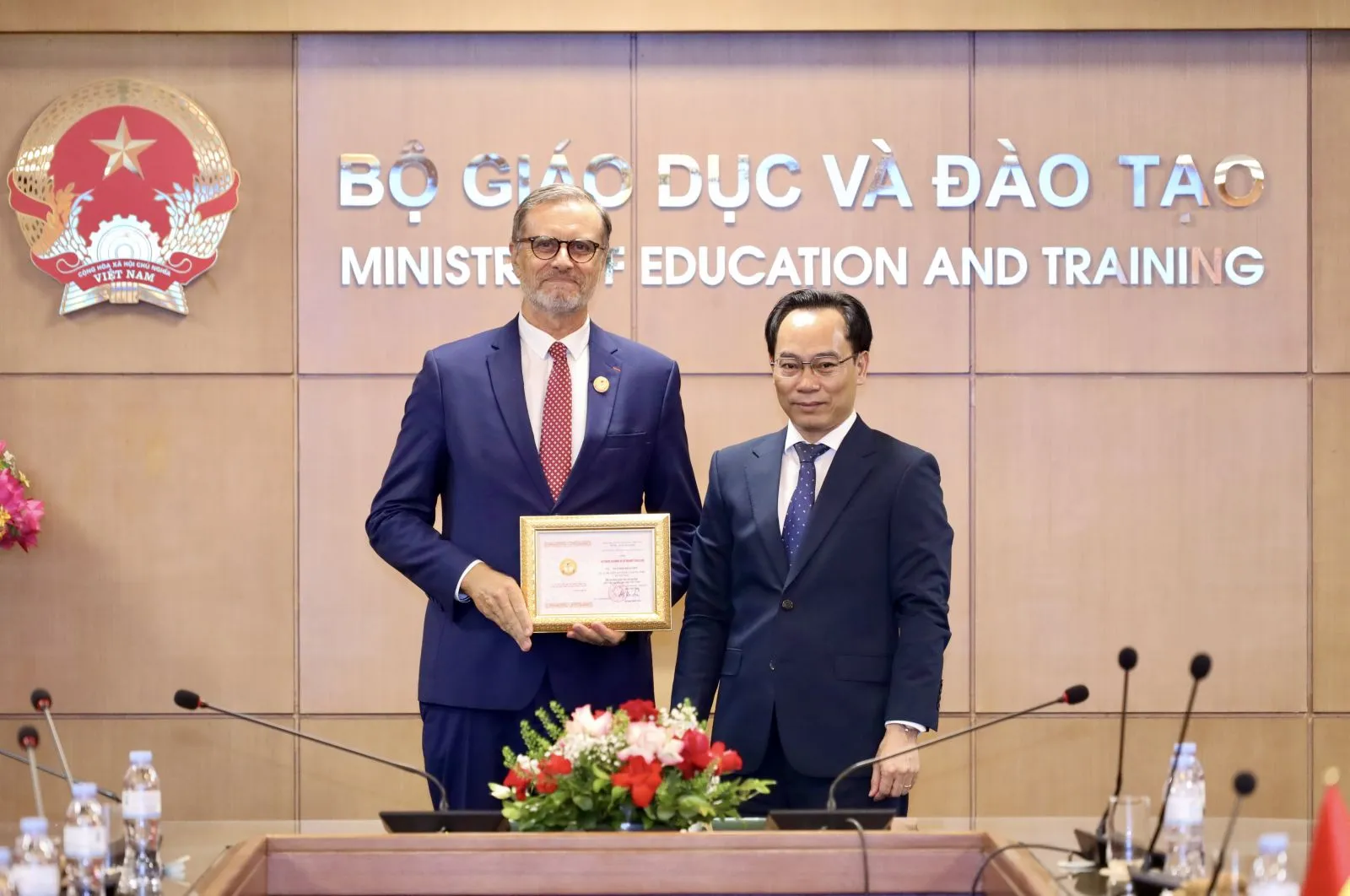 Lễ trao Kỷ niệm chương “Vì sự nghiệp giáo dục” cho Ngài Olivier Brochet, Đại sứ đặc mệnh toàn quyền Cộng hòa Pháp tại Việt Nam và Ông Arnaud Pannier, Tùy viên Hợp tác giáo dục