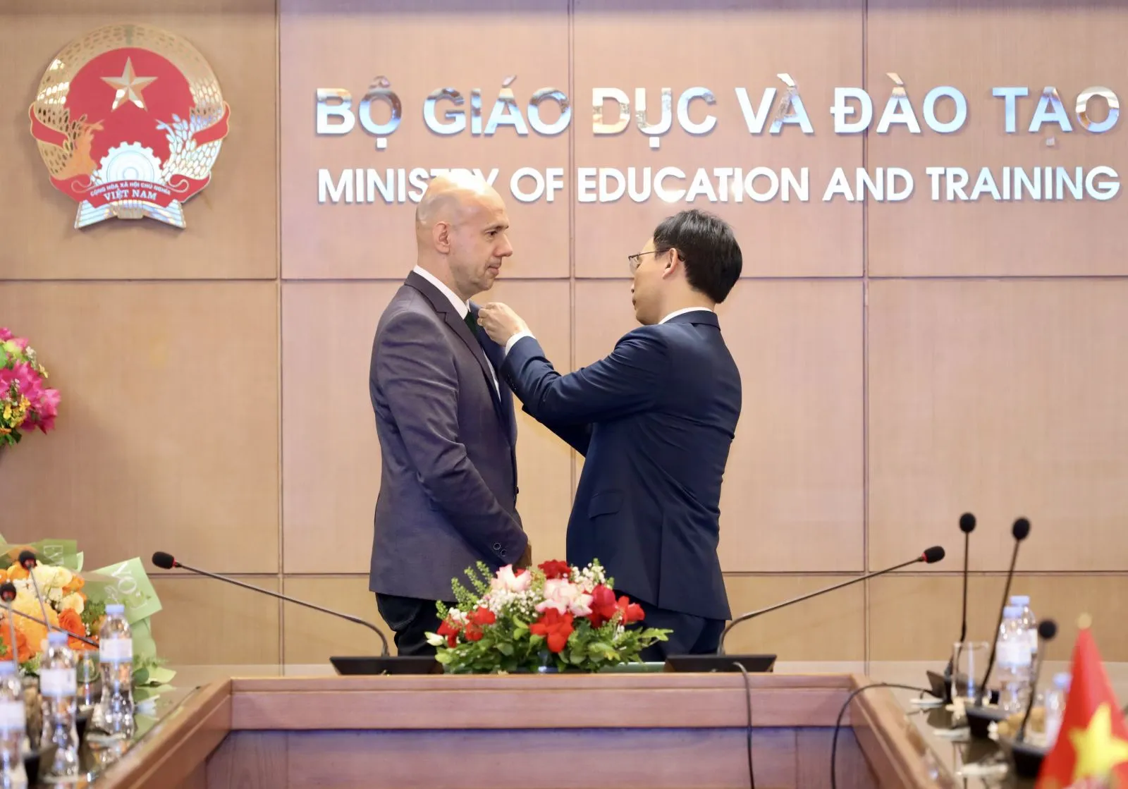 Lễ trao Kỷ niệm chương “Vì sự nghiệp giáo dục” cho Ngài Olivier Brochet, Đại sứ đặc mệnh toàn quyền Cộng hòa Pháp tại Việt Nam và Ông Arnaud Pannier, Tùy viên Hợp tác giáo dục-h2