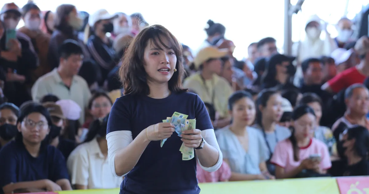 Các nghệ sĩ Mái ấm gia đình Việt bán vé số giúp em nhỏ khó khăn