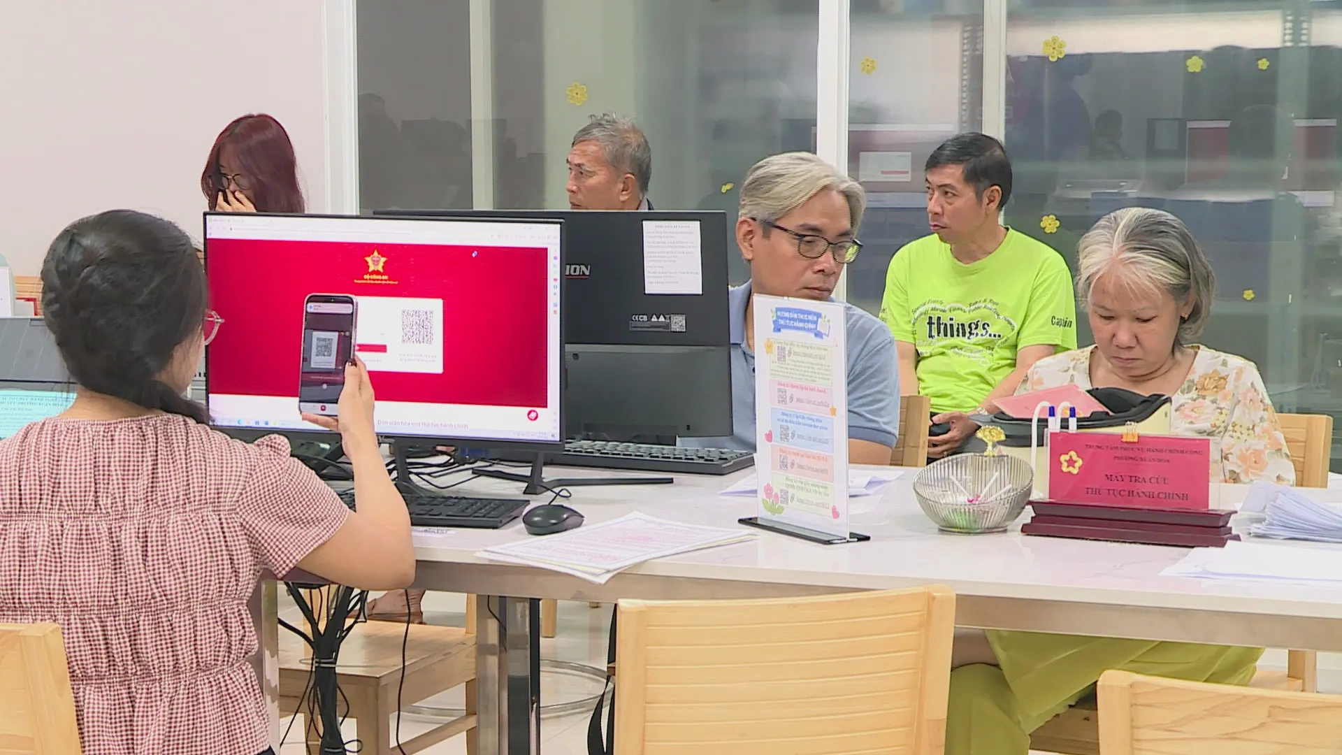 Người dân chủ động sử dụng điện thoại thông minh quét mã QR để tra cứu thủ tục hành chính tại bộ phận một cửa