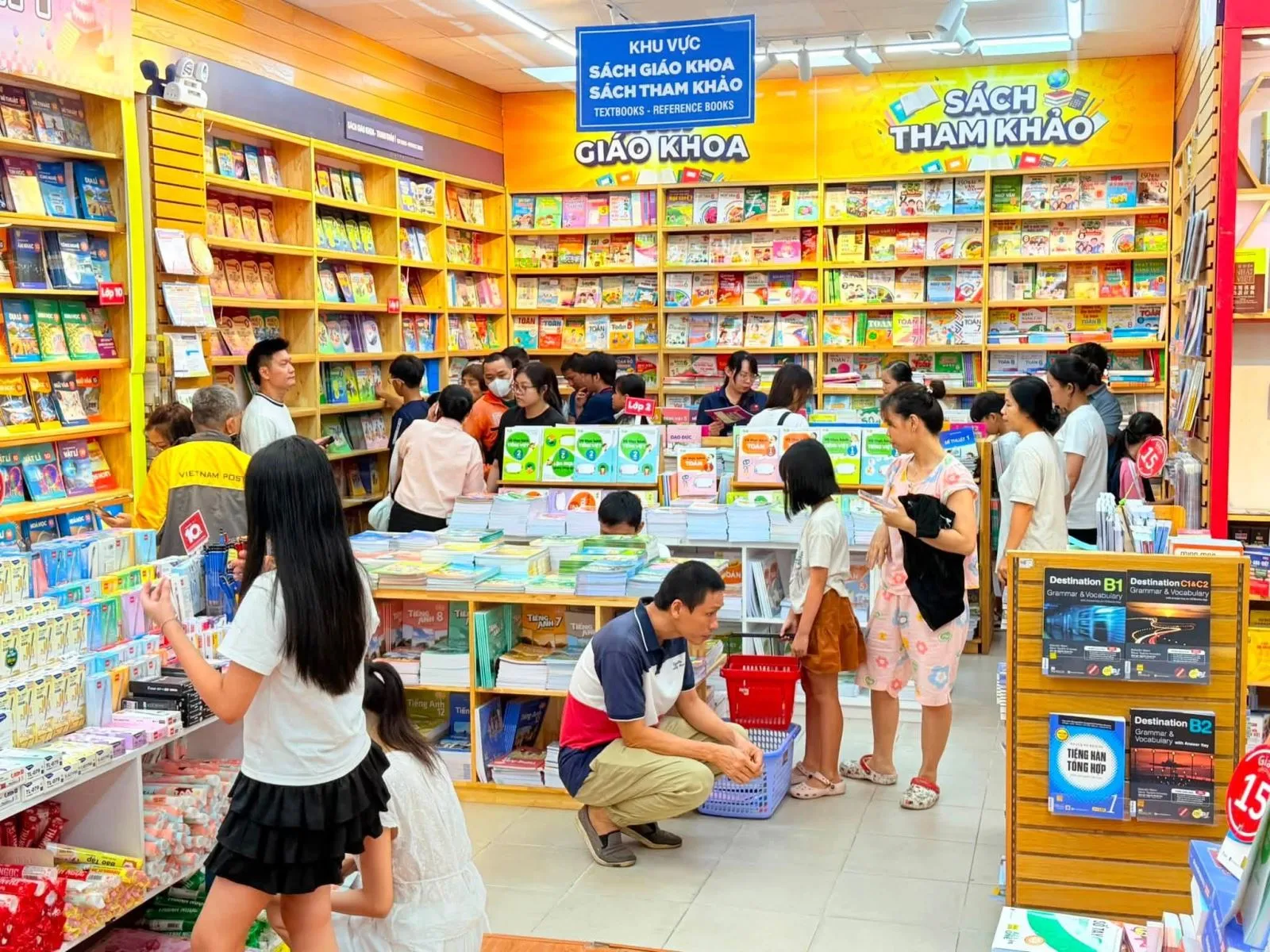 Phụ huynh và học sinh TP. Hồ Chí Minh tìm mua sách giáo khoa chuẩn bị cho năm học mới - Ảnh Hương Trần-Báo Tin tức và Dân tộc