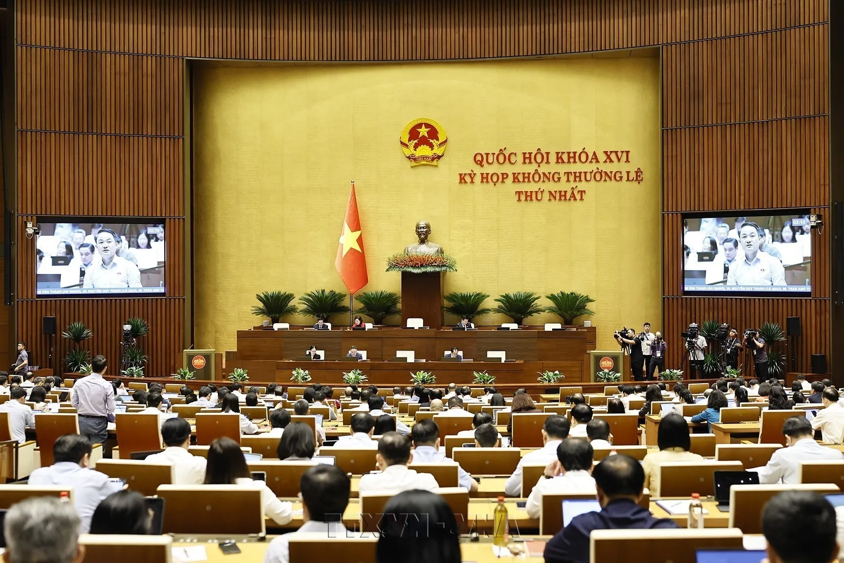 Quang cảnh phiên họp