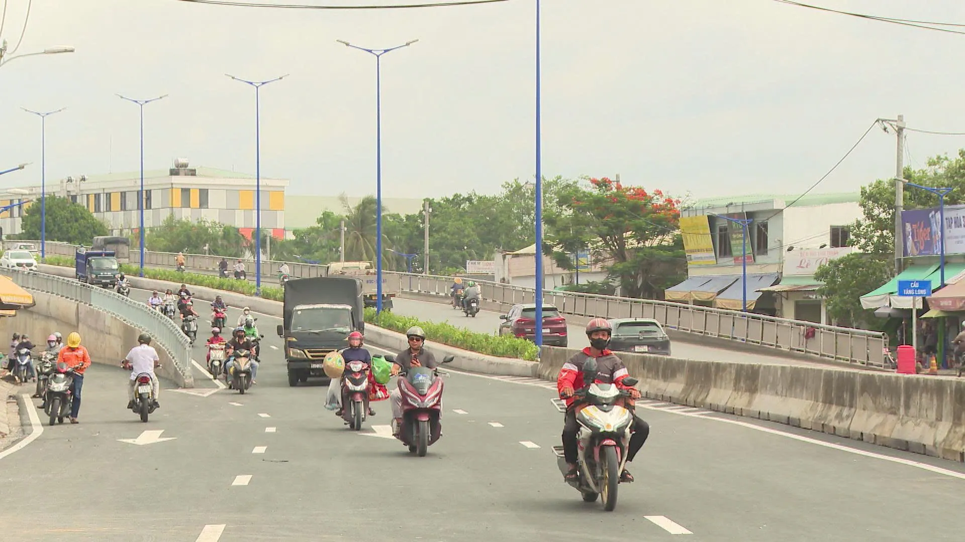 Các phương tiện lưu thông thuận lợi, thông suốt qua cầu Tăng Long