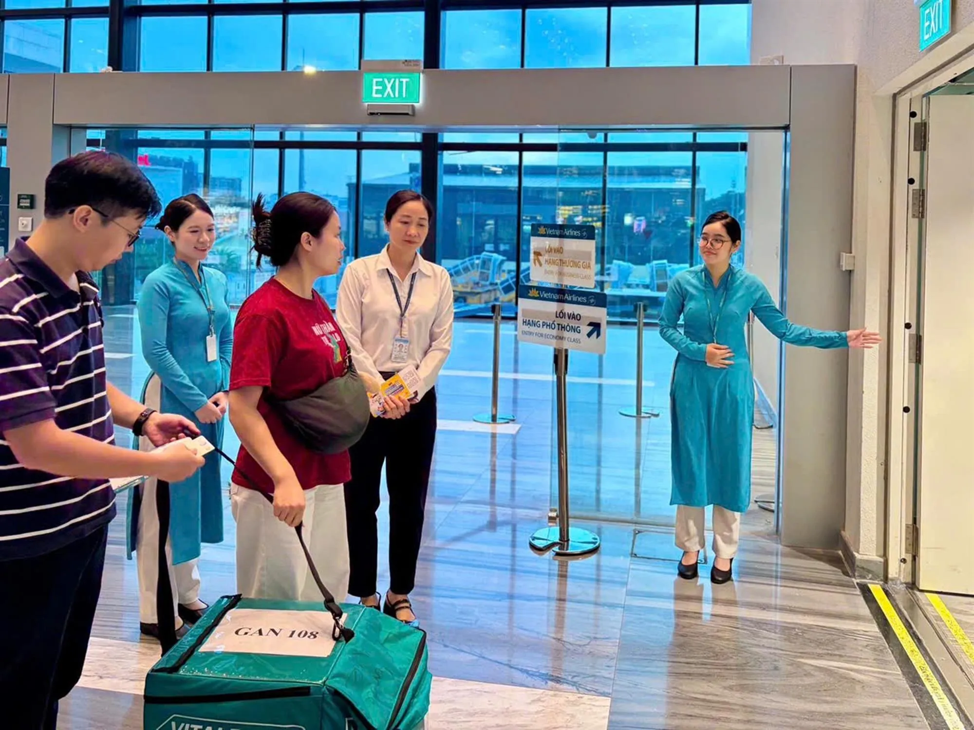 Tạng hiến được vận chuyển khẩn trương ra sân bay để tiếp tục hành trình đến với người bệnh đang chờ ghép - Ảnh: VNA