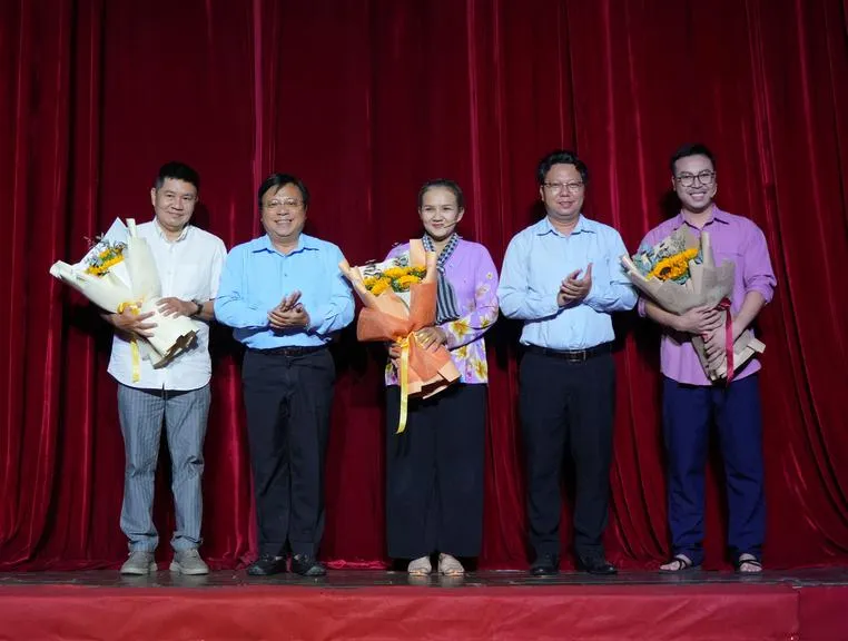 lanh-phuong-tang-hoa-cho-nghe-si-nha-hat-kich_20260822124043