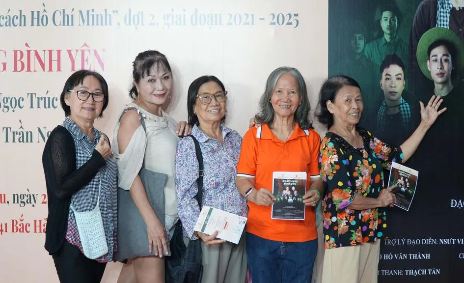 khan-gia-xhup-anh-luu-niem-sau-buoi-xem-phim_20260822124016