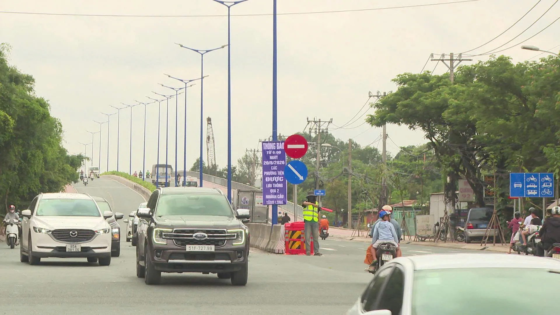 Các phương tiện lưu thông thuận lợi, thông suốt qua cầu Tăng Long