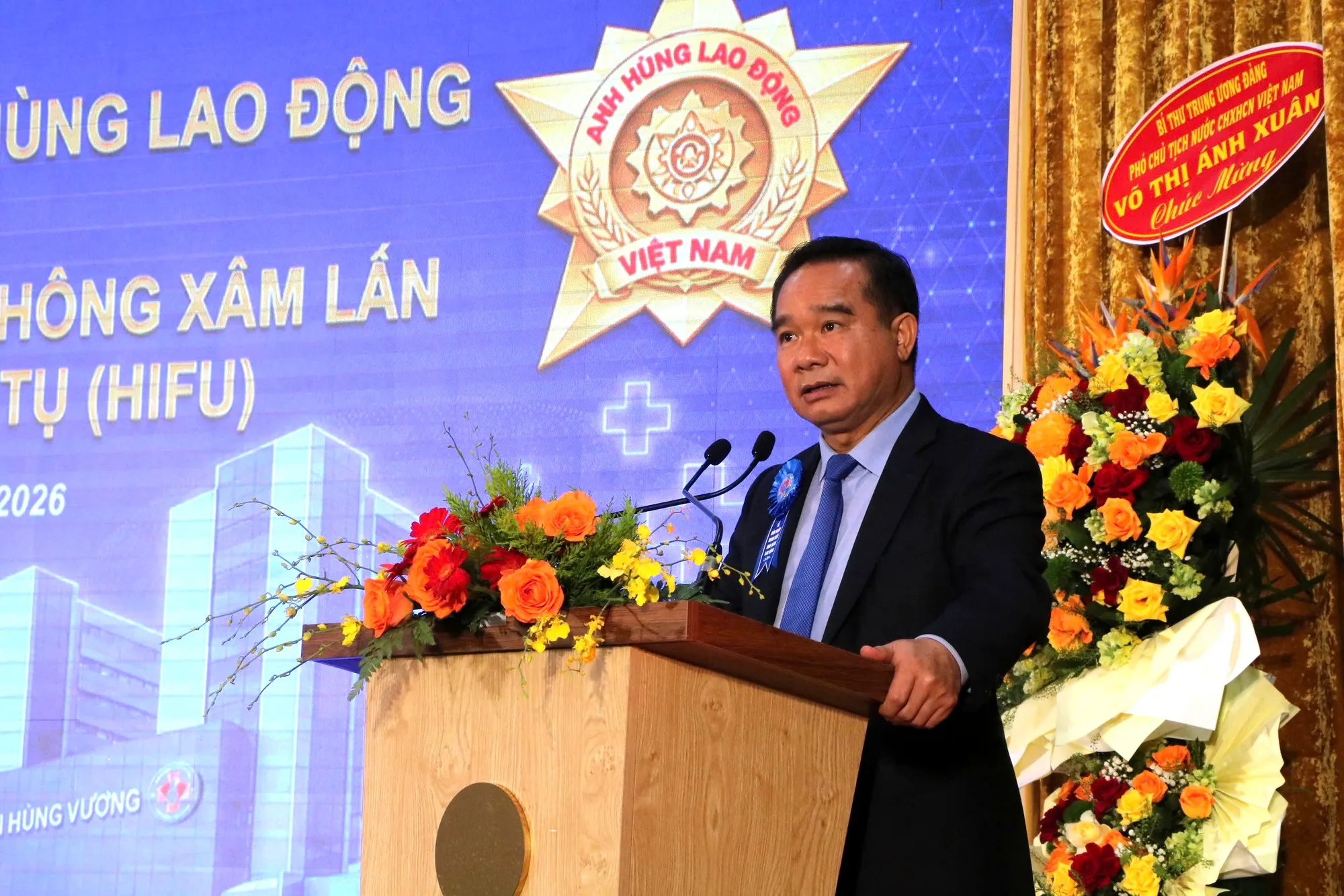 Ông Nguyễn Văn Được, Ủy viên Trung ương Đảng, Phó bí thư Thành ủy, Chủ tịch UBND TP.HCM, phát biểu tại lễ đón nhận danh hiệu Anh hùng Lao động tại Bệnh viện Hùng Vương - Ảnh: Thu Hiến - TTO