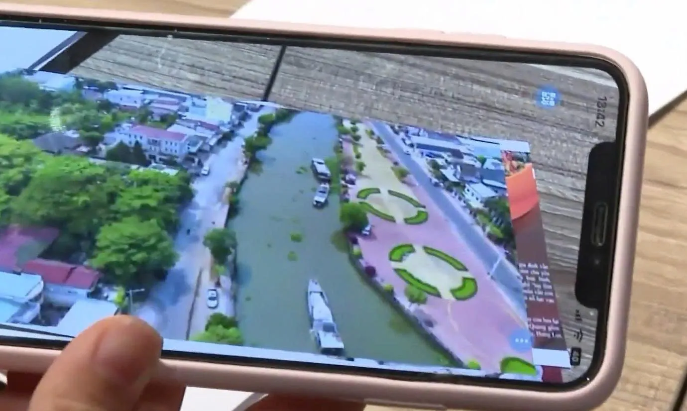 Công nghệ AR quét mã QR sẽ có clip hiện lên ngay trên trang giấy