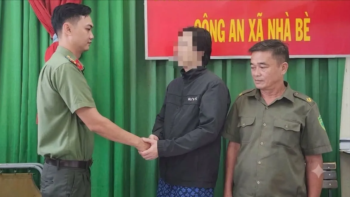 Người đàn ông Hàn Quốc gửi lời cảm ơn đến Công an xã Nhà Bè - Ảnh: CACC