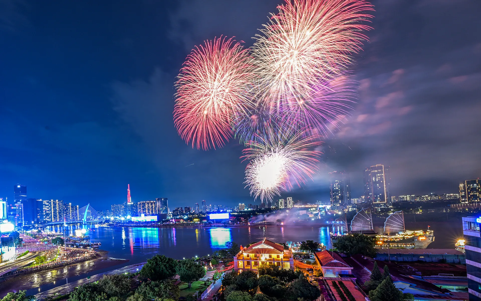 Chương trình nghệ thuật Tổ quốc trong tim sẽ bổ sung thêm điểm bắn pháo hoa ở bờ sông Sài Gòn, TP. Hồ Chí Minh - Ảnh: TTO