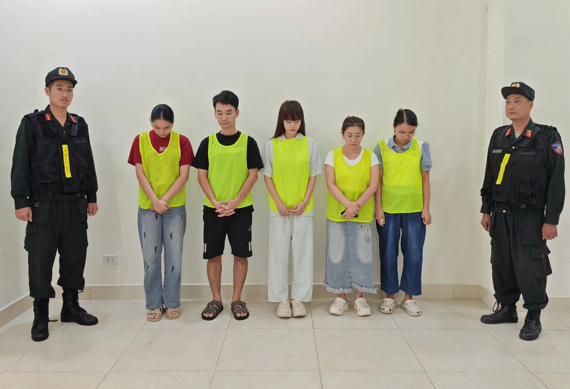 Các bị can tại cơ quan công an - Ảnh: Công an cung cấp