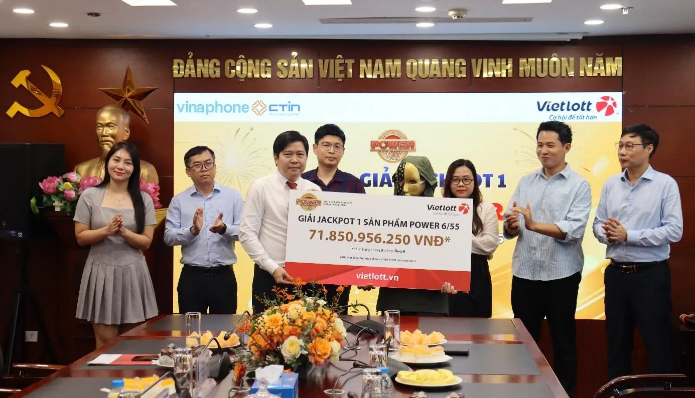 Ông H. nhận giải Jackpot 1 Power 6/55 của Vietlott trị giá hơn 71,8 tỉ đồng - Ảnh: TTO