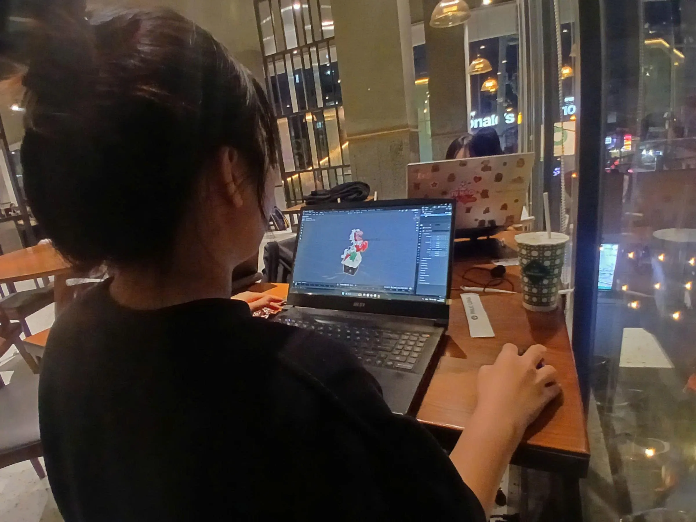 Quá trình thực hiện dựng 3D các sản phẩm làng nghề để đưa lên công nghệ triển lãm của nhóm sinh viên