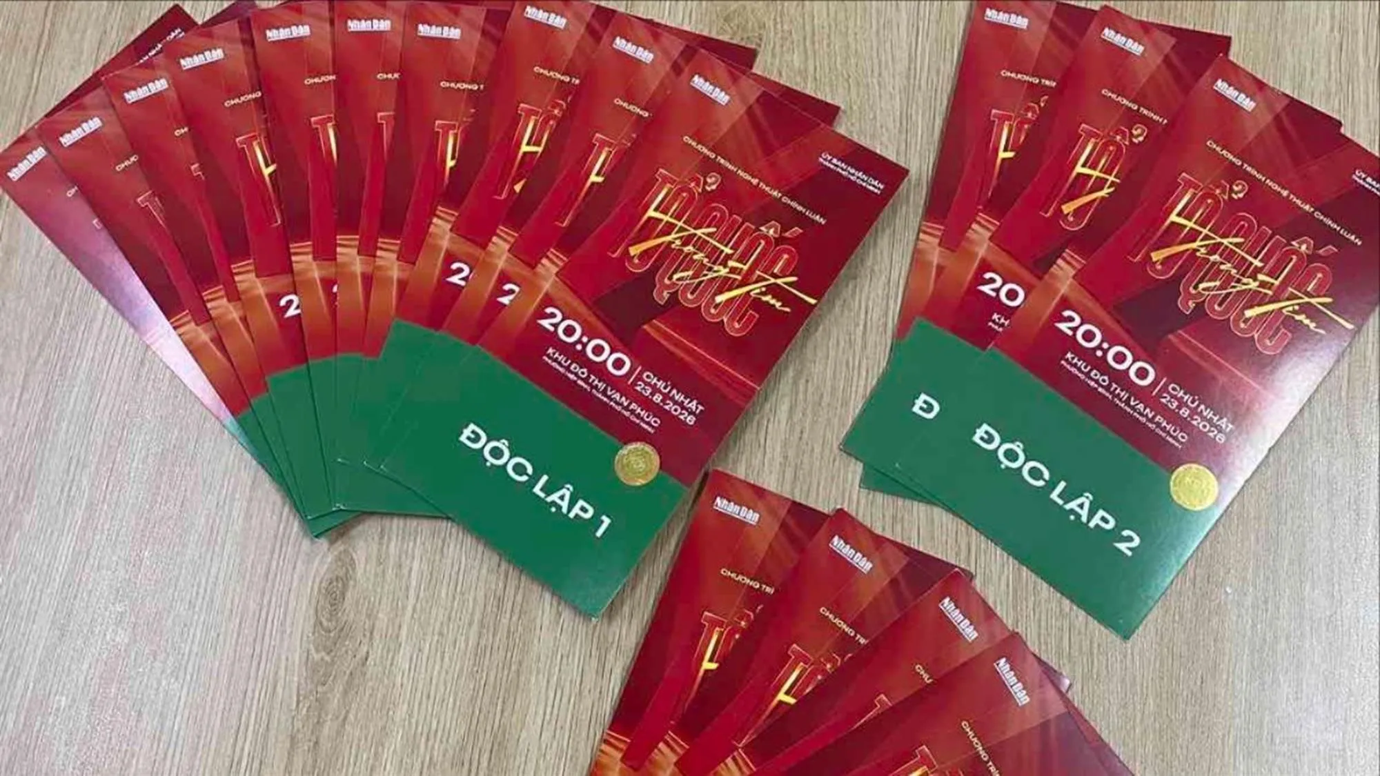 Công an thu giữ các vé được rao bán để xác minh - Ảnh: CACC