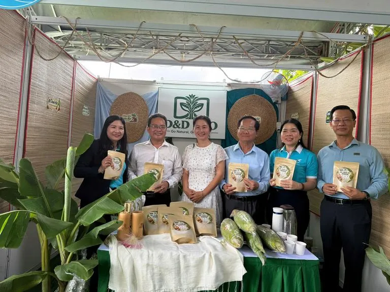 Ông Phạm Minh Tuấn - Phó Chủ tịch Ủy ban MTTQ Việt Nam TP. Hồ Chí Minh (nam từ trái qua), bà Nguyễn Thị Ngọc Xuân – Thành ủy viên, Ủy viên Ban Thường vụ Trung ương Hội LHPN Việt Nam, Phó Chủ tịch Ủy ban MTTQ Việt Nam TP. Hồ Chí Minh, Chủ tịch Hội LHPN TP. Hồ Chí Minh (nữ thứ 2 từ phải qua) cùng các đại biểu bên gian hàng của D&D ECO