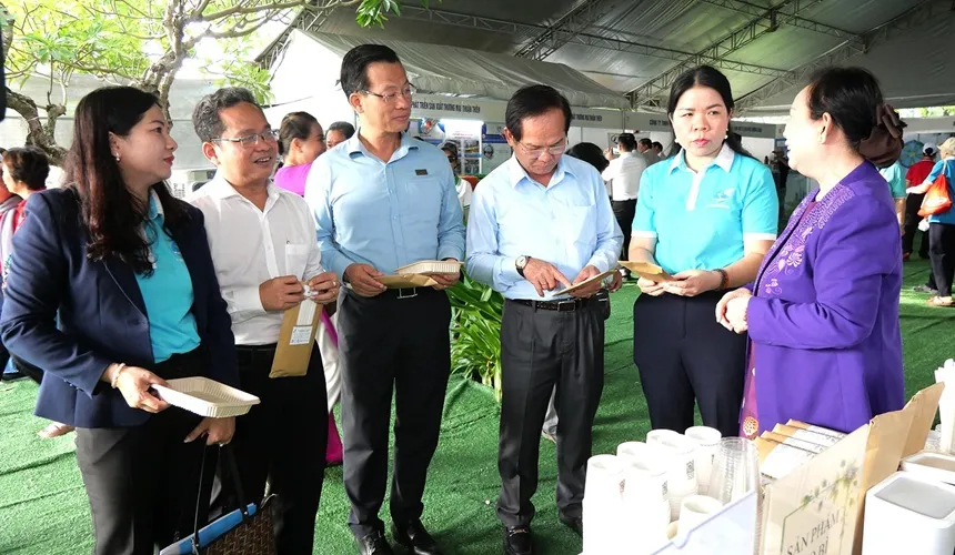 Anh 1 ban lanh dao tham quan trien lam cac gian hang SG tu hao xanh