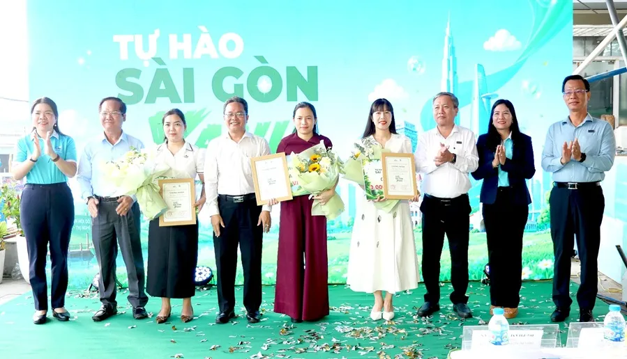 Anh 14 trao giai cuoc thi Tu hao SG xanh p1
