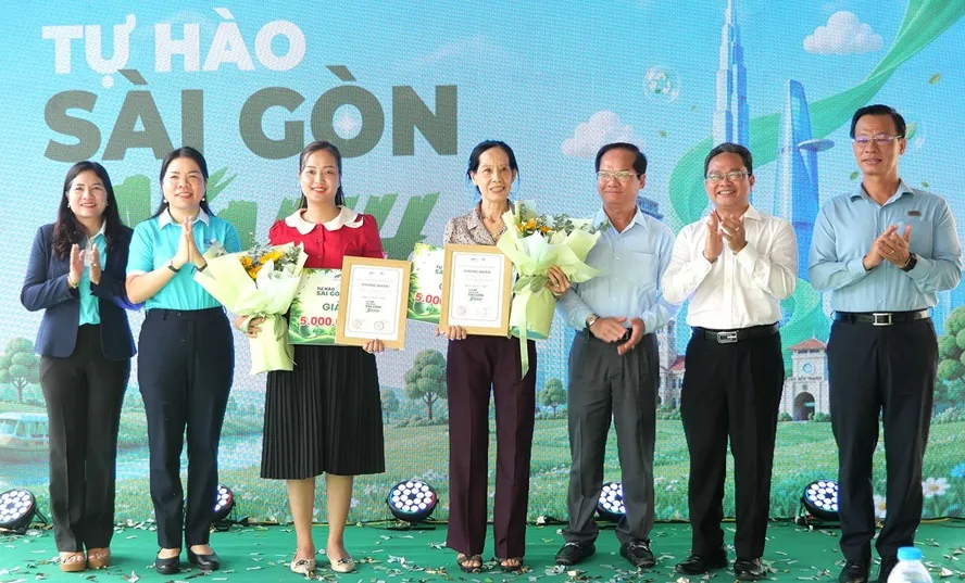 Anh 14 trao giai cuoc thi Tu hao SG xanh p2