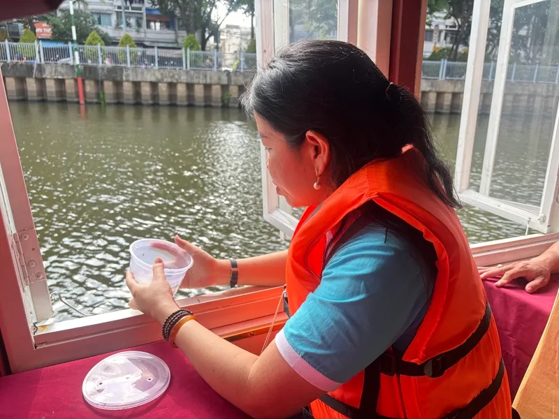 Anh 2 lanh dao Hoi LHPN TP tha ca phong sinh